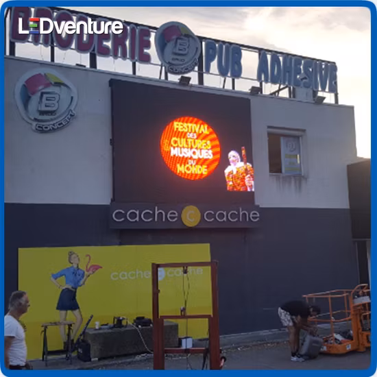 La pantalla LED flexible para exteriores con tecnología de montaje curvo se puede doblar e instalar en edificios o lugares especiales para mostrar un encanto diferente