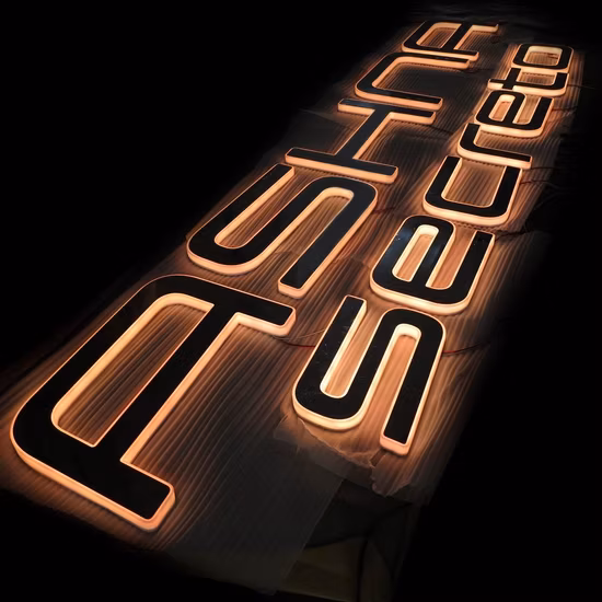 Señalización RGB de moda personalizada, señalización retroiluminada por LED acrílico para escaparate